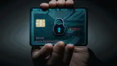 Una persona che tiene in mano una carta di credito con il simbolo del lucchetto per rappresentare la protezione del credito.